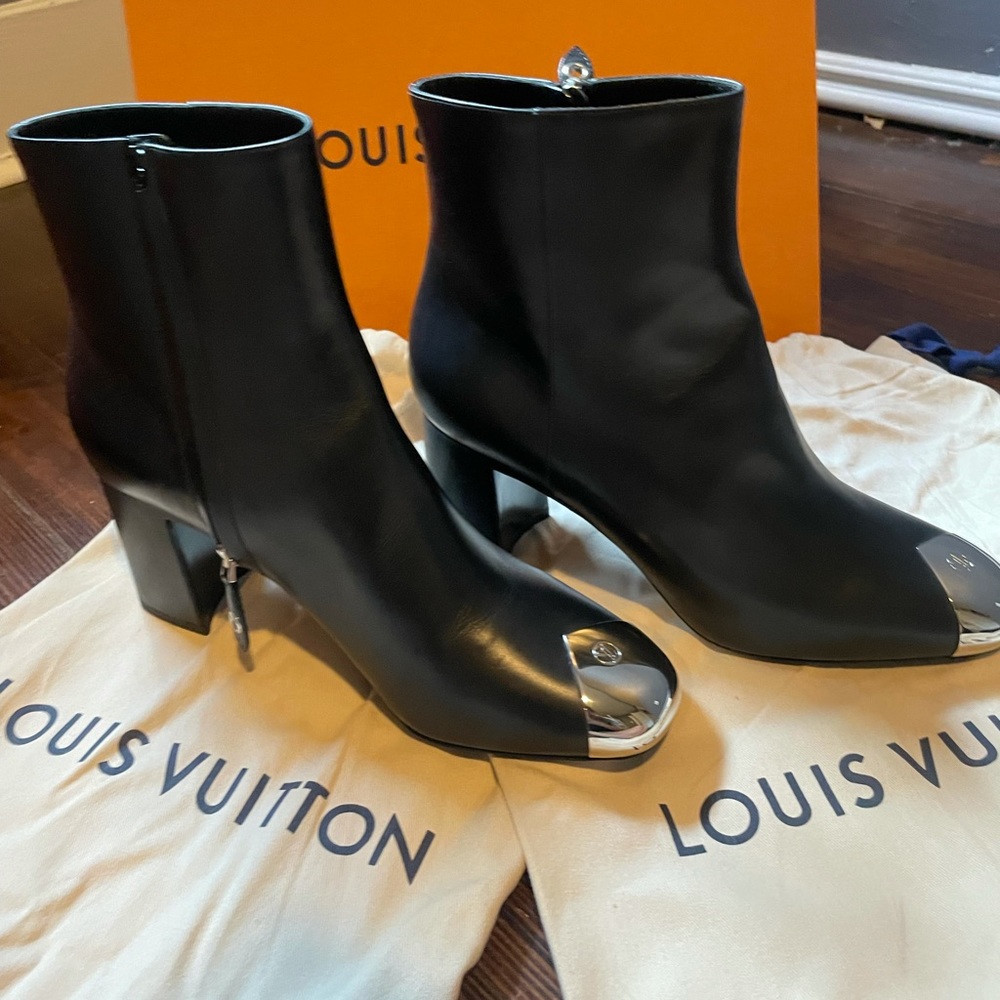 Worn once Louis Vuitton Louise ankle boot Size 9. Including box and duster bags.